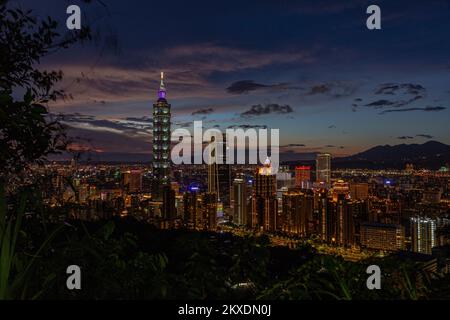 Panoramablick über Taipeh vom Elefantenberg am Abend Stockfoto