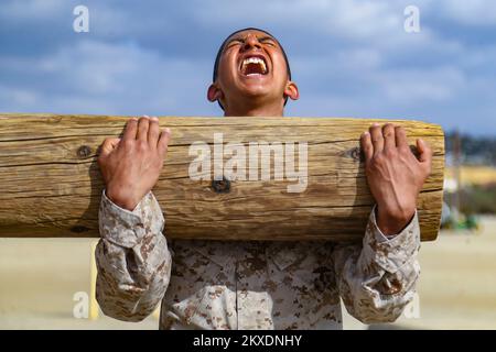 San Diego, Usa. 28.. November 2022. USA Marines rekrutieren bei Bravo Company, 1. Recruit Training Battalion, reagieren auf den 250-Pfund-Log während Übungen im Marine Corps Recruit Depot San Diego, 28. November 2022 in San Diego, Kalifornien. Kredit: CPL. Grace Kindred/USA Marines/Alamy Live News Stockfoto