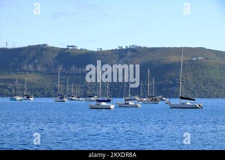 Boote auf der Knysna Lagoon mit Blick auf Knysna Heads, Garden Route in Südafrika Stockfoto