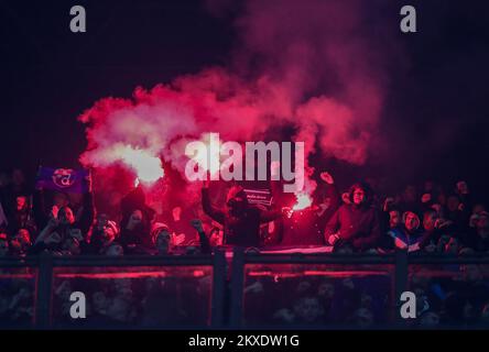 MAILAND, ITALIEN - NOVEMBER 26: Fans von Dinamo Zagreb haben beim UEFA Champions League-Spiel der Gruppe C zwischen Atalanta und Dinamo Zagreb am 26. November 2019 im Stadio Giuseppe Meazza in Mailand, Italien, Fackeln gelassen. Foto: Slavko Midzor/PIXSELL Stockfoto