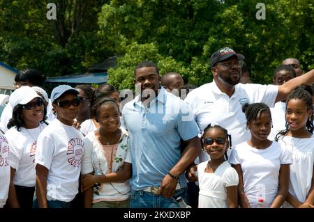 Tornado - Tuscaloosa, Alabama , 11. Juni 2011 Gewinner der Heisman Trophäe der University of Alabama und Running Back der New Orleans Saints Mark Ingram posiert für Fotos mit einer ehrenamtlichen Gruppe aus Georgia. Mark kam zurück nach Tuscaloosa, um die FEMA Community Relations durch ein Treffen mit Freiwilligen und Überlebenden zu unterstützen. FEMA Photo/Tim Burkitt. Alabama schwere Stürme, Tornados, Stürme und Überschwemmungen. Fotos zu Katastrophen- und Notfallmanagementprogrammen, Aktivitäten und Beamten Stockfoto