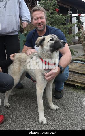 19.12.2019. Kroatien, Zagreb - ehemaliges Kommando der Royal Marines und Gründer der Nowzad Dogs Wohltätigkeitsorganisation Pen Farthing, Gewinner des renommierten CNN Heroes Award 2014, kam nach Zagreb, nur um Hund Ares einem kroatischen Soldaten zu bringen, Der sich mit einem Hund auf einer Mission in Afghanistan verband, als Ares nur einen Monat alt war. Die Kampagne für die Ankunft von Ares in Kroatien wurde von der internationalen Organisation Nozwad gestartet, und viele Geber halfen dabei, mehr als 33.000 HRK (rund 4.500 Euro) zu sammeln, um das fröhliche Mischblut von Afghanistan nach Zagreb zu transportieren. Foto: Robert Anic/PIXSELL Stockfoto