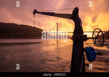 21.12.2019., Rijeka dubrovacka, Dubrovnik - Foto aufgenommen am 21. Dezember, zeigt den Fluss Ombla und die Franjo Tudjman Brücke in Dubrobnik, Kroatien. Der Ombla ist ein kurzer Fluss in Kroatien, sein Verlauf ist etwa 30 Meter lang, und nach vielen Angaben ist er einer der kürzesten Flüsse der Welt. Foto: Grgo Jelavic/PIXSELL Stockfoto