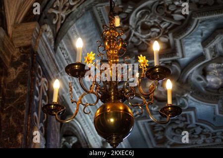 Niedrigen Winkel Ansicht der Kronleuchter von der Decke hängen Stockfoto