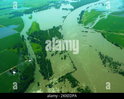 Überschwemmung - Jefferson, S. D. , 1. Juli 2011 Diese Luftaufnahme zeigt den geschwollenen Missouri River und das überschwemmte Land im Südosten von South Dakota. Die FEMA und andere Bundesbehörden unterstützen das Staatsteam in ihren Bemühungen, auf die Überschwemmungen zu reagieren. Überschwemmung In South Dakota. Fotos zu Katastrophen- und Notfallmanagementprogrammen, Aktivitäten und Beamten Stockfoto