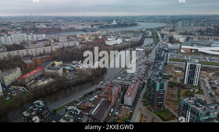 Flug über die Stadt von einem Quadcopter Stockfoto