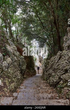 Blick auf die Steintreppe in Faro del Caballo, Santoña, Kantabrien, Spanien, Europa. Stockfoto