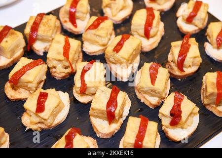 Spanisches Omelette mit rotem Pfeffer. Stockfoto