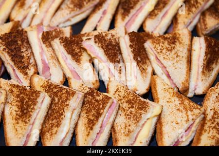 Fach von mini Sandwiches für einen Cocktail. Stockfoto