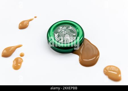 Nach London. UK. 11.30.2022. Eine Starbuck Kaffeeflasche mit weißen Kaffeetropfen. Stockfoto