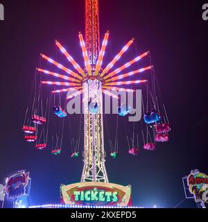 Die 60 Meter hohe Star Flyer-Fahrt bei Nacht während der Blackpool Christmas Funfair Stockfoto