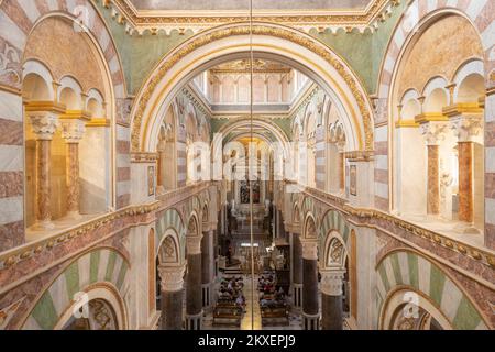 Innere der Kathedrale von Altamura (Italienisch: Duomo di Alamura, Cattedrale di Santa Maria Assunta) Italien Stockfoto