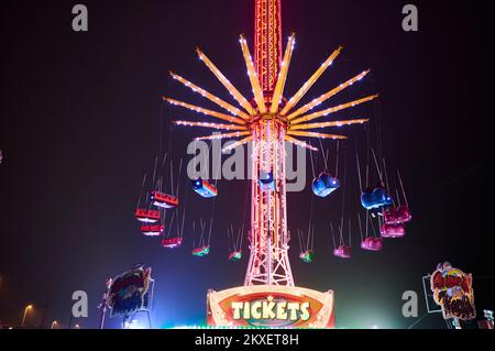 Die 60 Meter hohe Star Flyer-Fahrt bei Nacht während der Blackpool Christmas Funfair Stockfoto