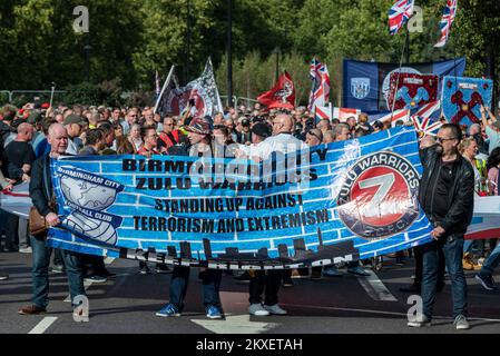 Das Banner von Birmingham City. Demokratischer Fußballverband, DFLA, marschierte in Richtung Parlament, London, Großbritannien, In einer Protestdemonstration gegen den Terrorismus Stockfoto