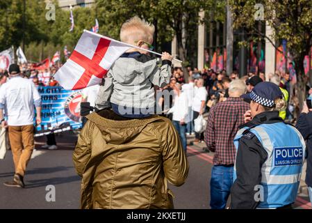 Junger Junge auf einer Democratic Football Lads Alliance, DFLA, marsch in Richtung Parlament, London, UK, In einer Protestdemonstration gegen den Terrorismus. Polizei Stockfoto