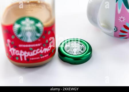 Nach London. UK. 11.30.2022. Eine geöffnete Flasche Starbuck Frappuccino Kaffee, isoliert in Weiß. Stockfoto