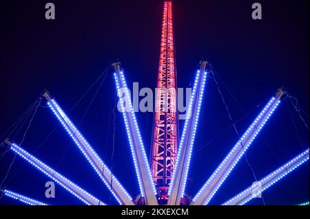 Die 60 Meter hohe Star Flyer-Fahrt bei Nacht während der Blackpool Christmas Funfair Stockfoto