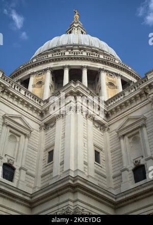 Blick auf die Saint Pauls Cathedral und den Dom, London, Großbritannien Stockfoto