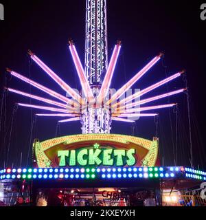 Der 60 Meter hohe Star Flyer und Ticketschalter auf der Blackpool Promenade bei Nacht Stockfoto