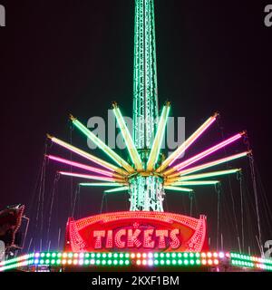 Der 60 Meter hohe Star Flyer und Ticketschalter auf der Blackpool Promenade bei Nacht Stockfoto