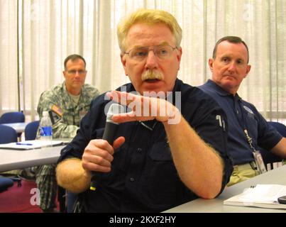 Hurrikan/Tropical Storm - Birmingham, Alabama. , 14. Juli 2011 Federal Coordinating Officer Michael Byrne beantwortet Fragen während einer Frage-und-Antwort-Sitzung auf einer Sitzung zur Vorbereitung auf den Hurrikan an der Golfküste, die im FEMA Joint Field Office in Birmingham abgehalten wurde. Alabama schwere Stürme, Tornados, Stürme und Überschwemmungen. Fotos zu Katastrophen- und Notfallmanagementprogrammen, Aktivitäten und Beamten Stockfoto