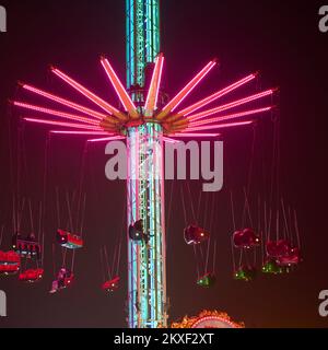 Die 60 Meter hohe Star Flyer-Fahrt auf der Blackpool Promenade bei Nacht Stockfoto