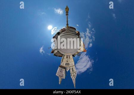 01.04.2020., Zagreb, Kroatien - 360 winzige Planet View of empty City Streets during Coronavirus Pandemie. Zagreb Kathedrale Foto: Davor Puklavec/PIXSELL Stockfoto