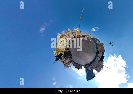 01.04.2020., Zagreb, Kroatien - 360 winzige Planet View of empty City Streets during Coronavirus Pandemie. Josip Jelacic Square Foto: Davor Puklavec/PIXSELL Stockfoto