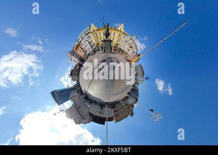 01.04.2020., Zagreb, Kroatien - 360 winzige Planet View of empty City Streets during Coronavirus Pandemie. Josip Jelacic Square Foto: Davor Puklavec/PIXSELL Stockfoto