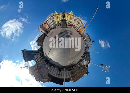 01.04.2020., Zagreb, Kroatien - 360 winzige Planet View of empty City Streets during Coronavirus Pandemie. Josip Jelacic Square Foto: Davor Puklavec/PIXSELL Stockfoto