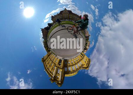01.04.2020., Zagreb, Kroatien - 360 winzige Planet View of empty City Streets during Coronavirus Pandemie. Kroatisches Nationaltheater. Foto: Davor Puklavec/PIXSELL Stockfoto