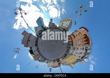 01.04.2020., Zagreb, Kroatien - 360 winzige Planet View of empty City Streets during Coronavirus Pandemie. Josip Jelacic Square Foto: Davor Puklavec/PIXSELL Stockfoto