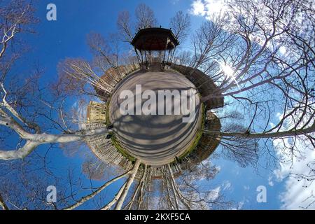 01.04.2020., Zagreb, Kroatien - 360 winzige Planet View of empty City Streets during Coronavirus Pandemie. Park Zrinjevac. Foto: Davor Puklavec/PIXSELL Stockfoto