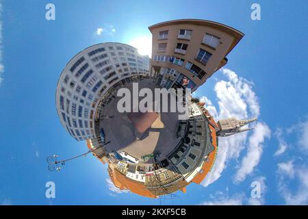 01.04.2020., Zagreb, Kroatien - 360 winzige Planet View of empty City Streets during Coronavirus Pandemie. Foto des europäischen Platzes: Davor Puklavec/PIXSELL Stockfoto
