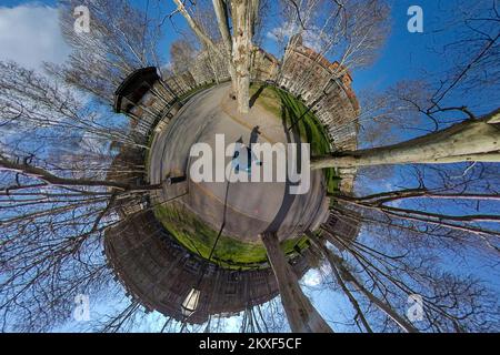 01.04.2020., Zagreb, Kroatien - 360 winzige Planet View of empty City Streets during Coronavirus Pandemie. Park Zrinjevac. Foto: Davor Puklavec/PIXSELL Stockfoto