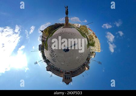 01.04.2020., Zagreb, Kroatien - 360 winzige Planet View of empty City Streets during Coronavirus Pandemie. King Tomislav Square Foto: Davor Puklavec/PIXSELL Stockfoto