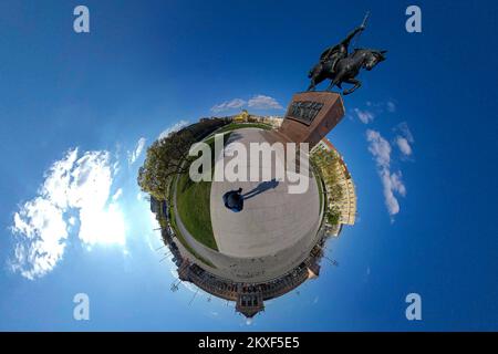 01.04.2020., Zagreb, Kroatien - 360 winzige Planet View of empty City Streets during Coronavirus Pandemie. King Tomislav Square Foto: Davor Puklavec/PIXSELL Stockfoto