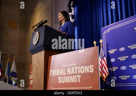 DIE US-Innenministerin Deb Haaland spricht am Mittwoch, den 30. November, während des Gipfeltreffens der Stammesstaaten des Weißen Hauses im Innenministerium in Washington, DC, USA. 2022. Der erste persönliche Tribal Nations Summit der Biden-Regierung ermöglicht es Bundesbeamten und Stammesführern, sich über Möglichkeiten für Investitionen in und Stärkung der indianischen Gemeinschaften zu verständigen, so das Weiße Haus. Foto: Ting Shen/Pool/ABACAPRESS.COM Stockfoto