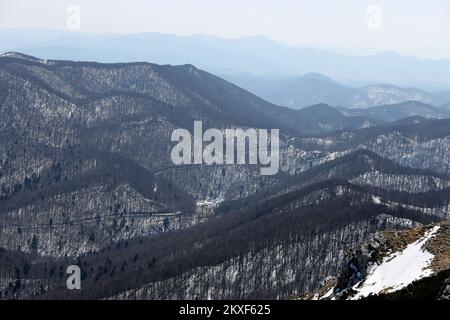 03.04.2020., Rijeka, Kroatien - der Berg Snjeznik im Nationalpark Risnjak ist in einigen Teilen noch immer schneebedeckt. Foto: Goran Kovacic/PIXSELL Stockfoto