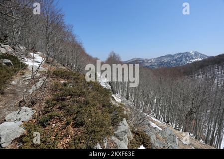 03.04.2020., Rijeka, Kroatien - der Berg Snjeznik im Nationalpark Risnjak ist in einigen Teilen noch immer schneebedeckt. Foto: Goran Kovacic/PIXSELL Stockfoto