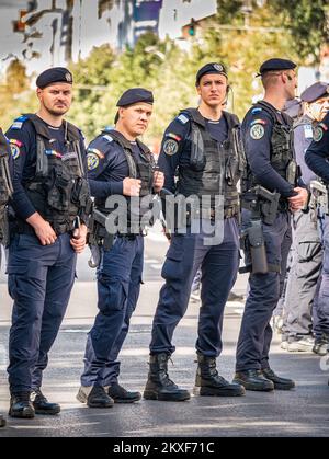 Bukarest, Rumänien - Oktober 2022: Polizeibeamte und Gendarmerie oder Militärpolizei, die die Demonstranten bei einem Protest in Buchares genau überwacht Stockfoto