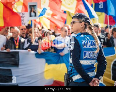 Bukarest, Rumänien - Oktober 2022: Weibliche Polizeibeamte und Gendarmerie oder Militärpolizei überwachen die Demonstranten bei einem Protest in Buc genau Stockfoto