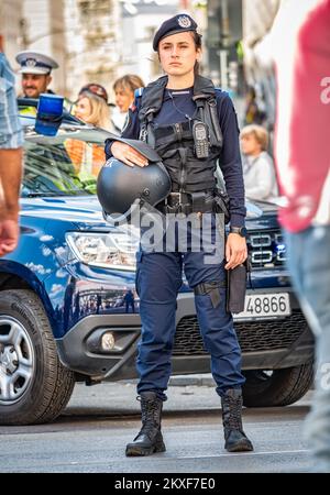 Bukarest, Rumänien - Oktober 2022: Weibliche Polizeibeamte und Gendarmerie oder Militärpolizei überwachen die Demonstranten bei einem Protest in Buc genau Stockfoto
