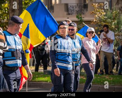 Bukarest, Rumänien - Oktober 2022: Weibliche Polizeibeamte und Gendarmerie oder Militärpolizei überwachen die Demonstranten bei einem Protest in Buc genau Stockfoto