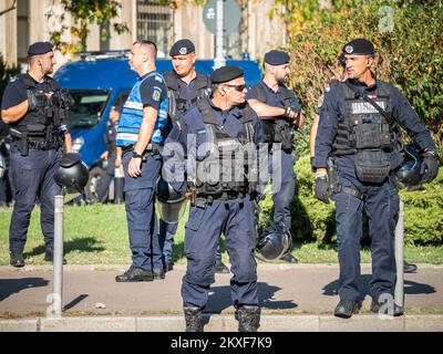 Bukarest, Rumänien - Oktober 2022: Polizeibeamte und Gendarmerie oder Militärpolizei, die die Demonstranten bei einem Protest in Buchares genau überwacht Stockfoto
