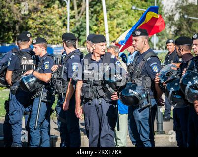 Bukarest, Rumänien - Oktober 2022: Polizeibeamte und Gendarmerie oder Militärpolizei, die die Demonstranten bei einem Protest in Buchares genau überwacht Stockfoto