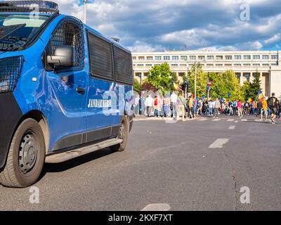 Bukarest, Rumänien - Oktober 2022: Gendarmerie oder rumänischer Militärpolizeiwagen bei einem Protest in Bukarest, Rumänien Stockfoto