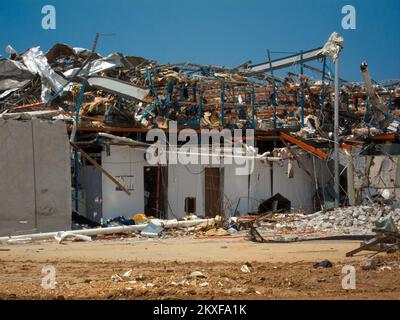 Tornado - Hackleburg, Alabama , 19. Juli 2011 Fast 90 Tage nachdem das Wrangler Distribution Center in Hackleburg am 27. April durch einen EF-5 Tornado in Marion County zerstört wurde, beobachtet und überwacht die FEMA das Tempo der Trümmerbeseitigung. Alabama schwere Stürme, Tornados, Stürme und Überschwemmungen. Fotos zu Katastrophen- und Notfallmanagementprogrammen, Aktivitäten und Beamten Stockfoto