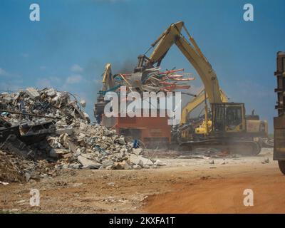 Tornado - Hackleburg, Alabama , 19. Juli 2011 die FEMA beobachtet und überwacht das Tempo der Trümmerentfernung im Wrangler Distribution Center, das von einem EF-5 Tornado in Marion County zerstört wurde. Alabama schwere Stürme, Tornados, Stürme und Überschwemmungen. Fotos zu Katastrophen- und Notfallmanagementprogrammen, Aktivitäten und Beamten Stockfoto