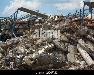 Tornado - Hackleburg, Alabama , 19. Juli 2011 Fast 90 Tage nachdem das Wrangler Distribution Center in Hackleburg am 27. April durch einen EF-5 Tornado in Marion County zerstört wurde, beobachtet und überwacht die FEMA das Tempo der Trümmerbeseitigung. Überschwemmung In North Dakota. Fotos zu Katastrophen- und Notfallmanagementprogrammen, Aktivitäten und Beamten Stockfoto
